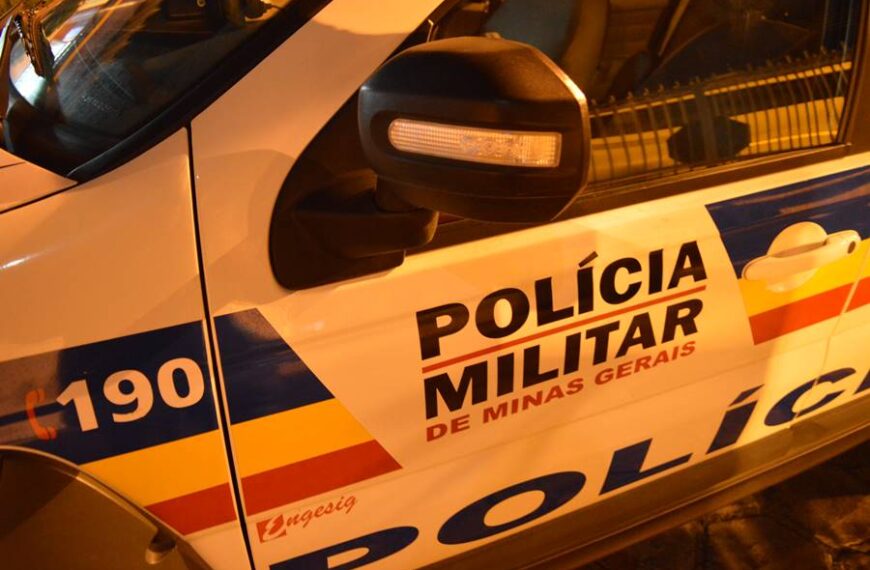 Homem fica ferido no ombro após carro ser alvejado por tiros em Leopoldina