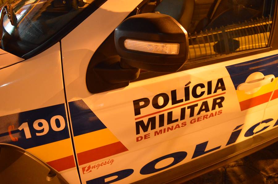 Homem fica ferido no ombro após carro ser alvejado por tiros em Leopoldina