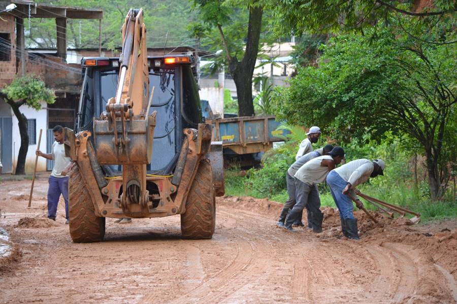 Equipes de limpeza da prefeitura atuam em áreas afetadas pelas chuvas em Leopoldina