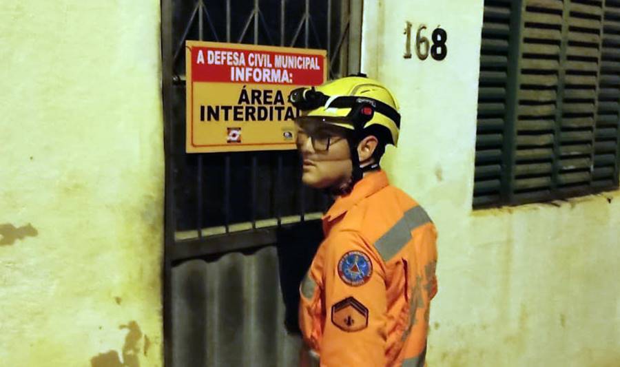 Corpo de Bombeiros e Defesa Civil interditam imóvel com risco de desabamento em Pirapetinga
