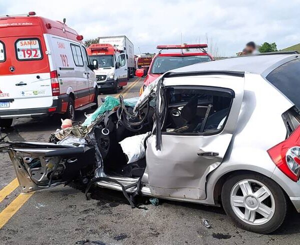 Criança fica gravemente ferida após batida entre carro e caminhão em Leopoldina