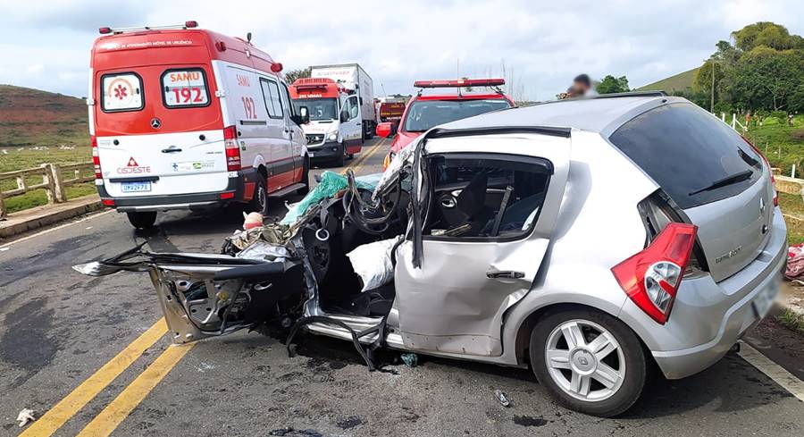Criança fica gravemente ferida após batida entre carro e caminhão em Leopoldina