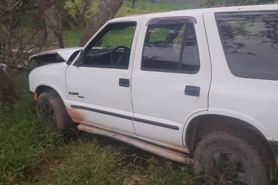 Motorista bate carro em árvore após perseguição policial na estrada de Piacatuba em Leopoldina