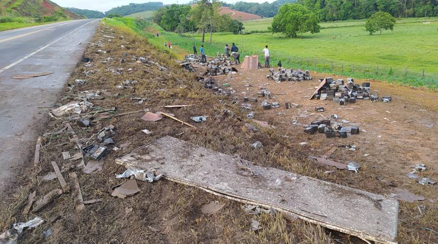 Carga de bateria automotiva é saqueada após cair de carreta na BR-116 em Leopoldina