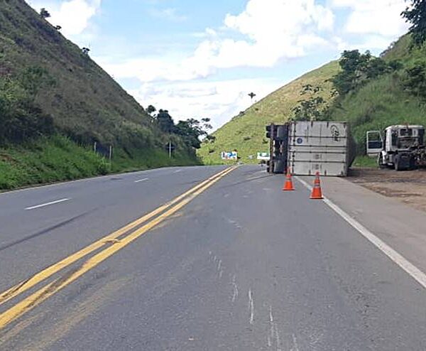 Carreta tomba na Serra da Vileta em Leopoldina e carga de amaciante é saqueada