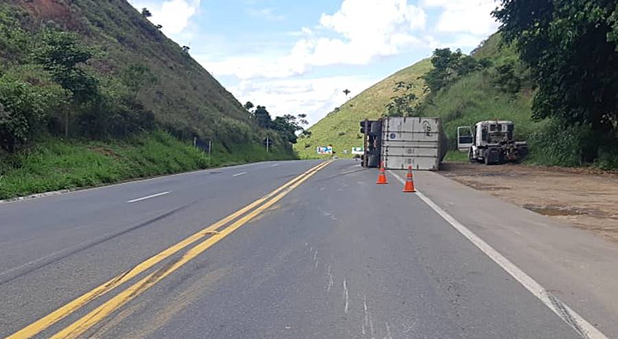 Carreta tomba na Serra da Vileta em Leopoldina e carga de amaciante é saqueada