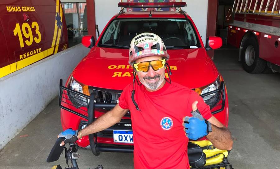 Bombeiro italiano aposentado percorre o mundo com sua bicicleta e passa por Leopoldina