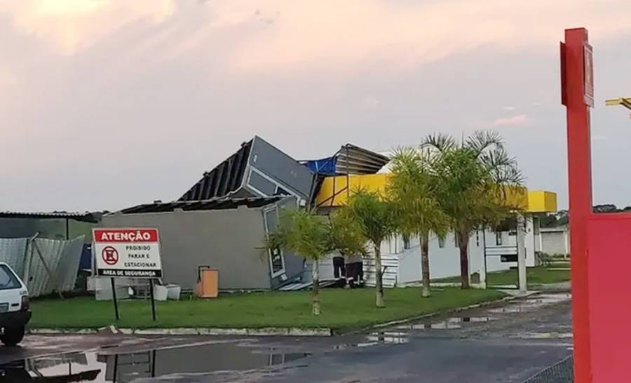 Ventania derruba contêineres no Aeroporto Regional da Zona da Mata