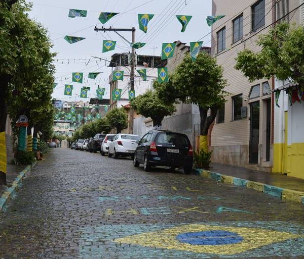 Estreia do Brasil na Copa do Mundo anima torcida em Leopoldina