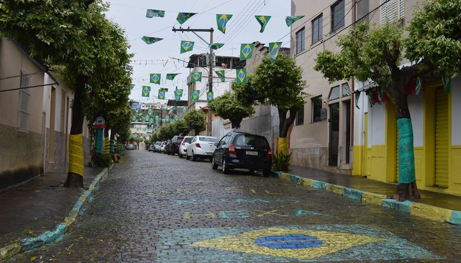 Estreia do Brasil na Copa do Mundo anima torcida em Leopoldina