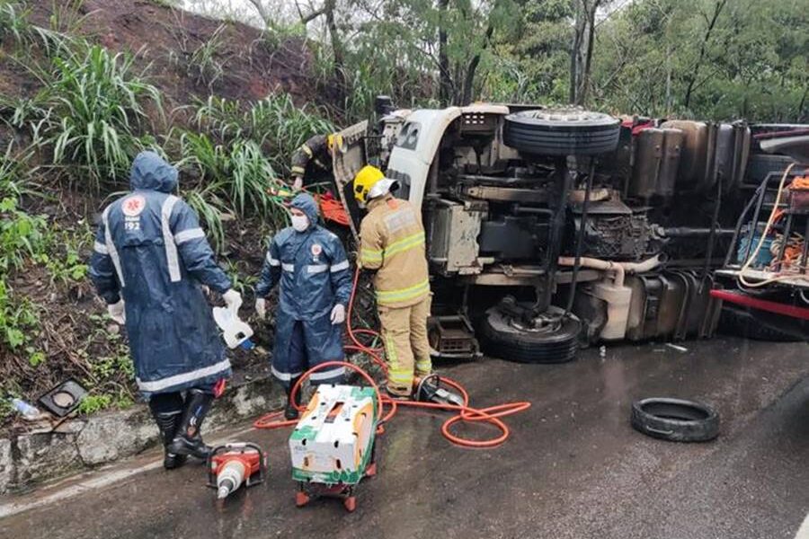 Mulher fica presa às ferragens após acidente com carreta em Muriaé