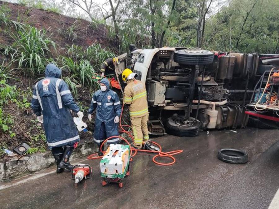 Mulher fica presa às ferragens após acidente com carreta em Muriaé
