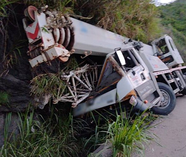 Guindaste perde freio e bate em rocha na Serra da Vileta em Leopoldina