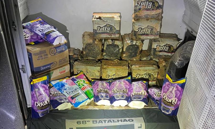PM prende dois e recupera mais produtos saqueados de carretas em Leopoldina