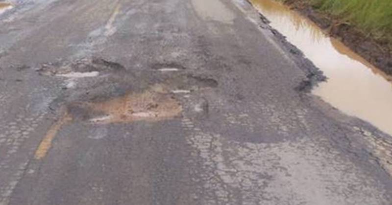 Motoristas reclamam de excesso de buracos em trecho da BR-267 entre Argirita e Maripá de Minas