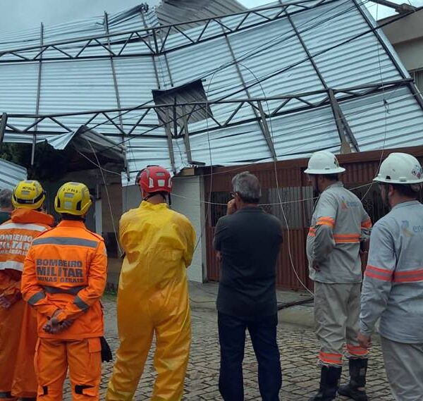 Ventania derruba cobertura metálica de casa em Leopoldina