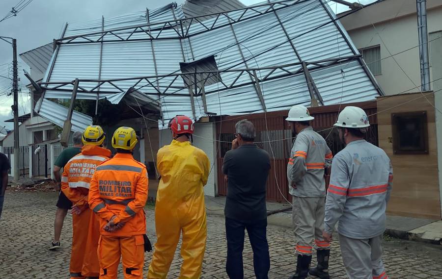 Ventania derruba cobertura metálica de casa em Leopoldina