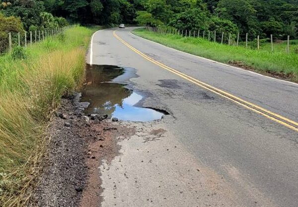 Cratera na BR-120 entre Leopoldina e Cataguases preocupa motoristas que passam pelo trecho