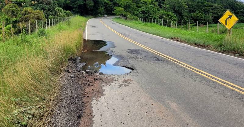 Cratera na BR-120 entre Leopoldina e Cataguases preocupa motoristas que passam pelo trecho
