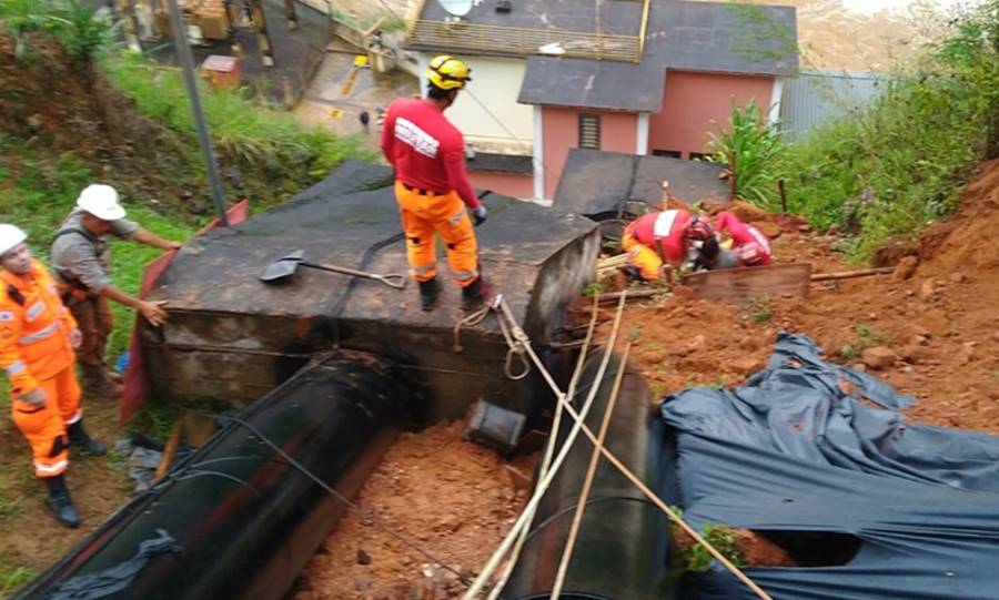 Bombeiros socorrem homem que ficou soterrado enquanto trabalhava em Muriaé