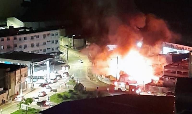 Incêndio destrói caminhões em oficina de Ubá