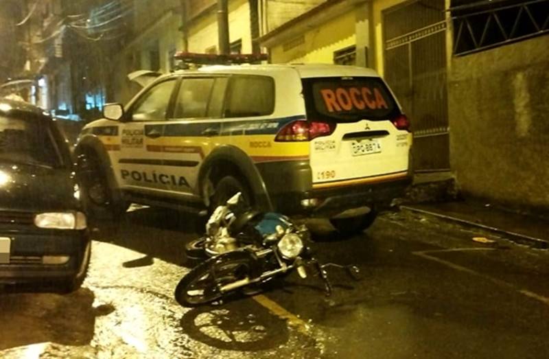 Motoqueiro inabilitado bate em viatura da PM e acaba preso com droga em Muriaé