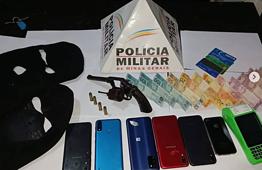 PM aborda motorista e apreende arma de fogo e duas toucas ninja em Argirita