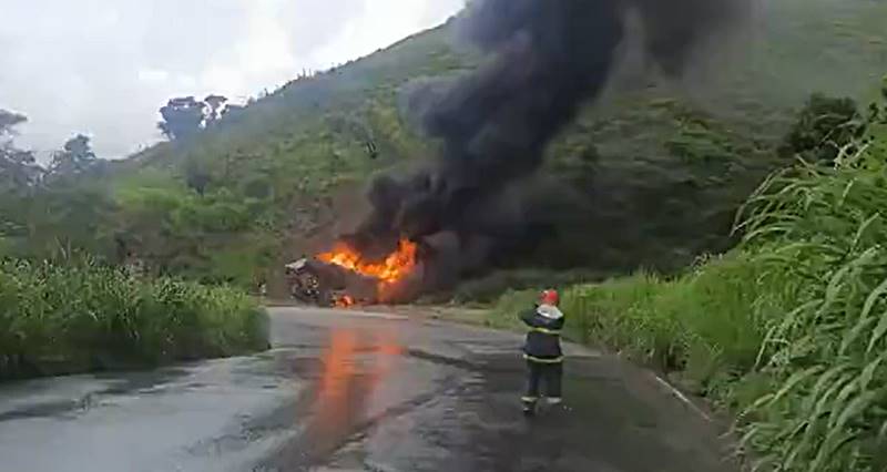 Caminhão-tanque bate em barranco e explode na Serra de Santa Bárbara do Tugúrio