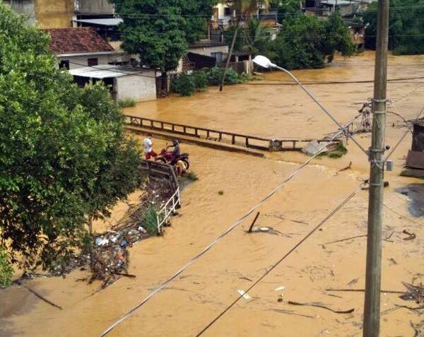 Ribeirão Meia Pataca em Cataguases transborda e alaga várias ruas da cidade