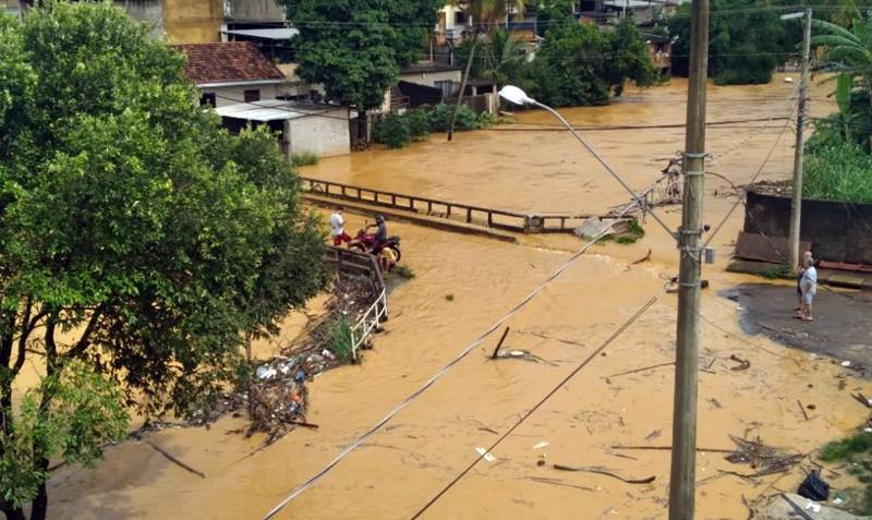 Ribeirão Meia Pataca em Cataguases transborda e alaga várias ruas da cidade