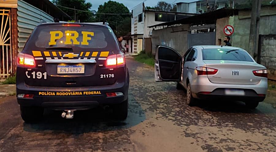 PRF recupera em Leopoldina carro clonado e roubado no Rio de Janeiro