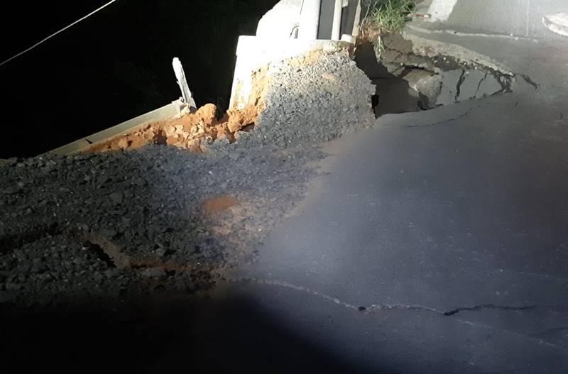 Asfalto cede e deixa trânsito em meia pista na BR-116 entre Leopoldina e Além Paraíba