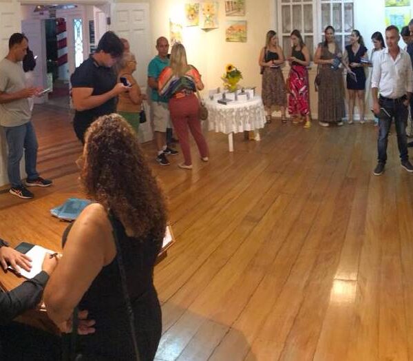 Professor Vinícius Campos de Oliveira participa de noite de autógrafos em Leopoldina