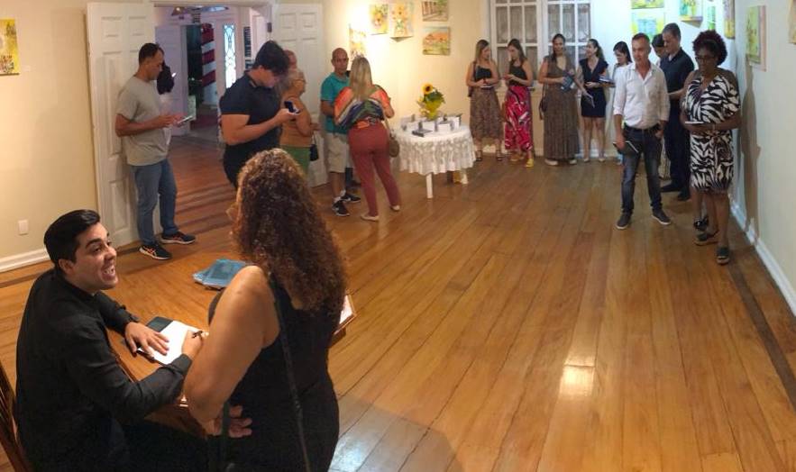 Professor Vinícius Campos de Oliveira participa de noite de autógrafos em Leopoldina