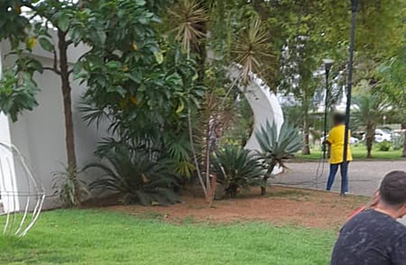 Mulher surta e danifica fios de iluminação natalina da Praça Félix Martins em Leopoldina