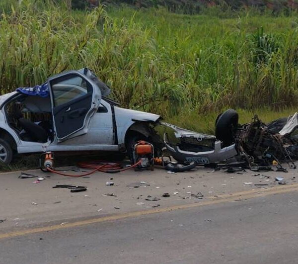 Acidente entre carro e carreta deixa um morto e feridos em Leopoldina