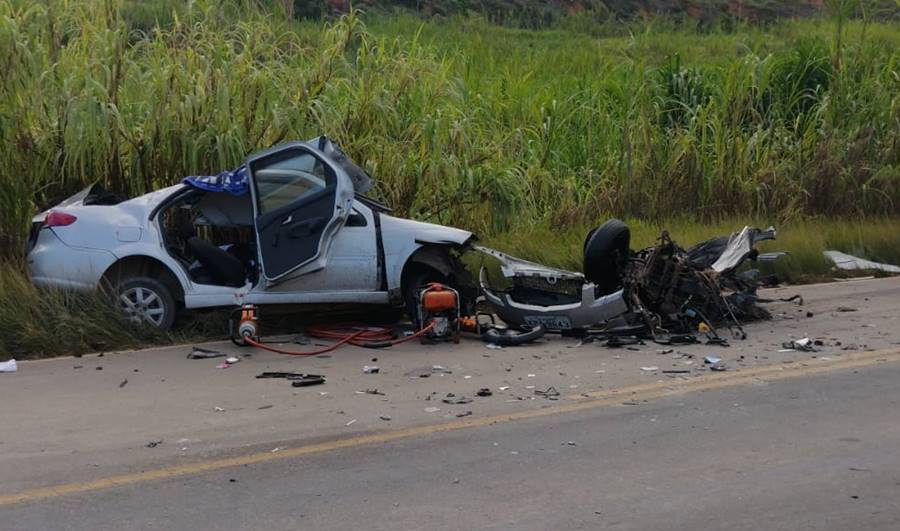 Acidente entre carro e carreta deixa um morto e feridos em Leopoldina