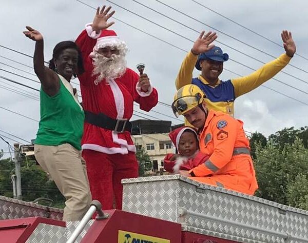 Papai Noel dos Correios presenteia crianças da Escola Ilídio Raimundo em Leopoldina