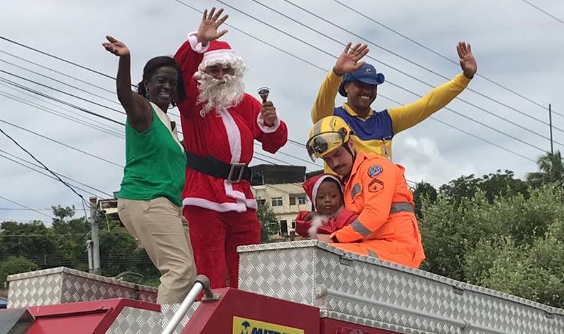 Papai Noel dos Correios presenteia crianças da Escola Ilídio Raimundo em Leopoldina