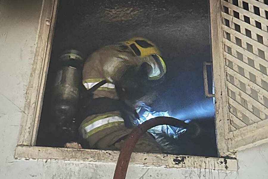Bombeiros controlam incêndio em cômodo de clínica desativada em Leopoldina