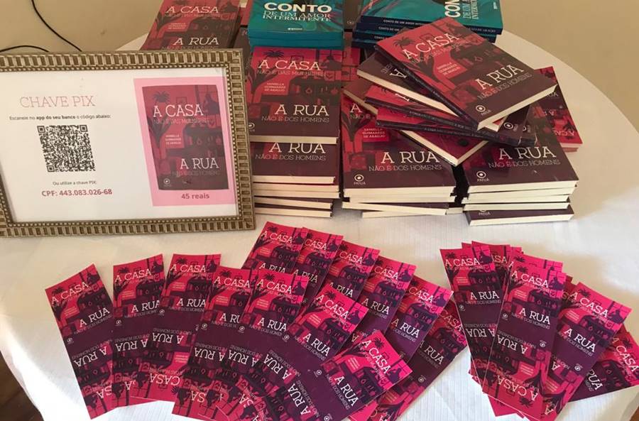 Café de Lançamento do livro de Daniella Guimarães de Araújo em Leopoldina reúne antigas amizades e apreciadores da literatura