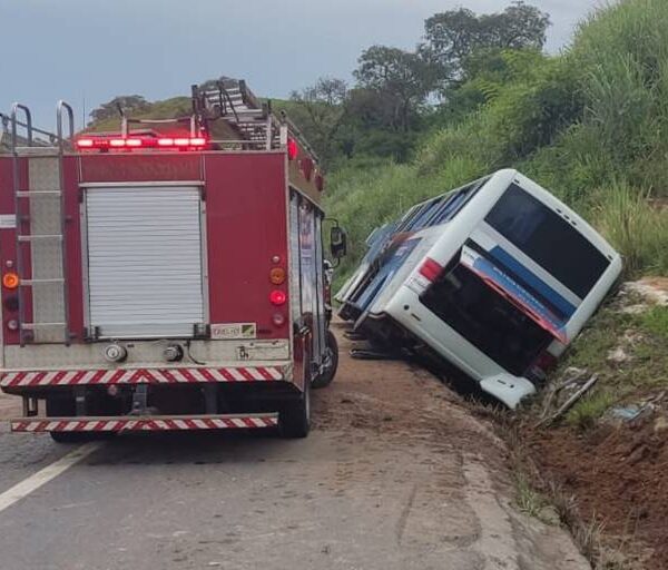 Ônibus cai em valeta na BR-116 em Além Paraíba
