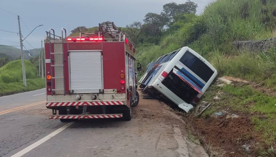 Ônibus cai em valeta na BR-116 em Além Paraíba