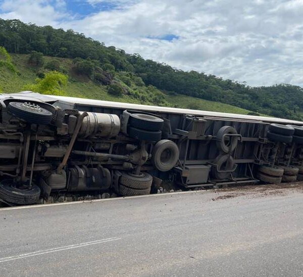 Carreta tomba e motorista sai ileso na BR-116 próximo a Além Paraíba