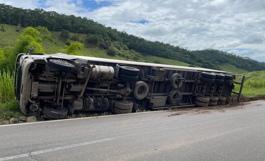 Carreta tomba e motorista sai ileso na BR-116 próximo a Além Paraíba