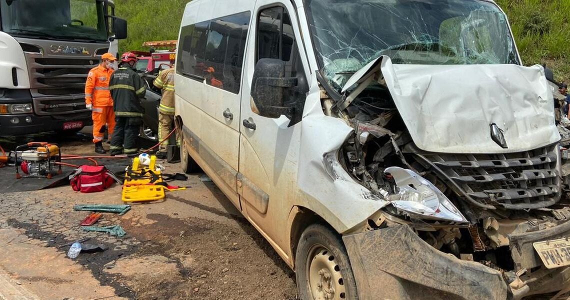 Carreta bate em carro e idosos ficam presos às ferragens na BR-116 em Manhuaçu