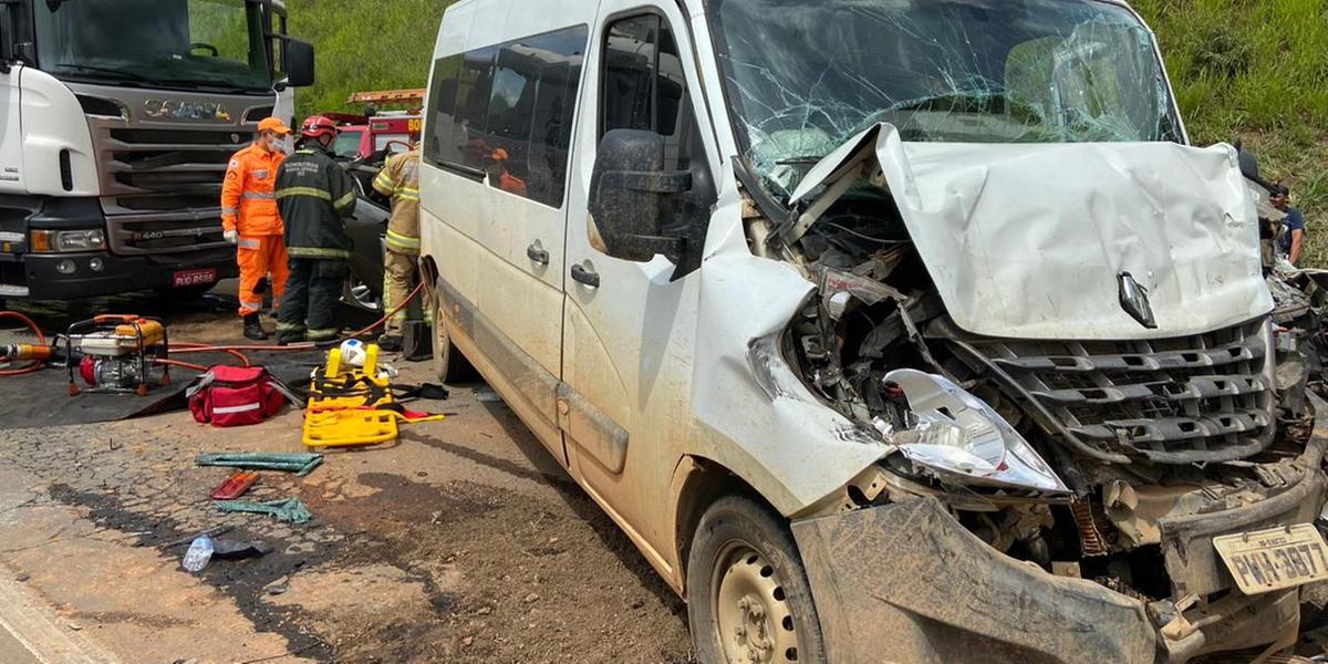 Carreta bate em carro e idosos ficam presos às ferragens na BR-116 em Manhuaçu