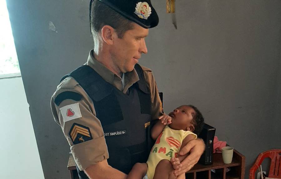 Policial militar salva bebê de 21 dias que se engasgou em Leopoldina