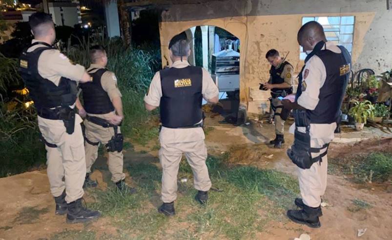 Morador reage e homem que furtava residência é morto em Muriaé