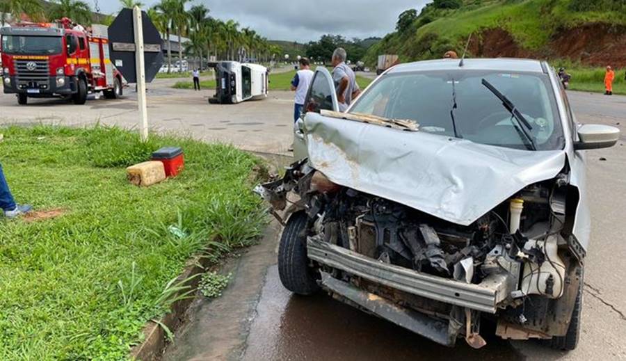 Acidente entre ambulância e carro deixa sete feridos na BR-116 em Muriaé